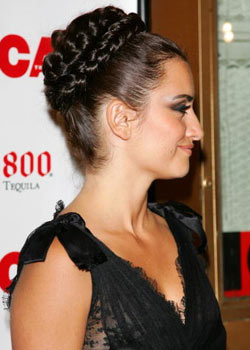 Tresse en gros chignon chic de Penélope Cruz