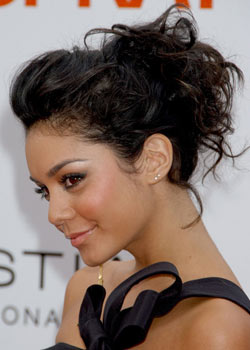 Chignon bouclé de Vanessa Hudgens