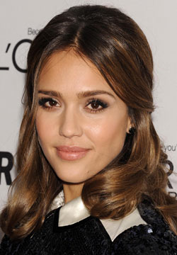 Comment se maquiller comme Jessica Alba : maquillage naturel et glamour pour yeux marron