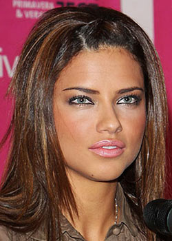 Maquillage d' Adriana Lima : Yeux de chat et lèvres roses pulpeuses