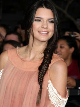 Coiffure de star : Tresse sur le côté de Kendall Jenner Kardashian