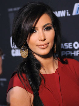 Coiffure de star : Kim Kardashian avec une tresse sur le côté