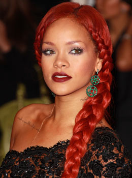 Coiffure de star : Rihanna avec une tresse sur le côté